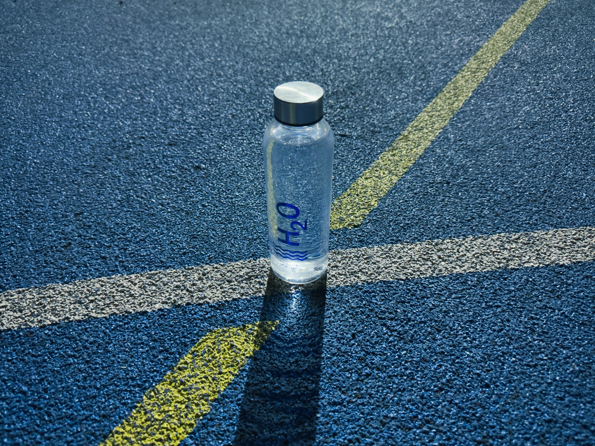 Sportler trinkt Wasserstoffwasser für bessere Regeneration