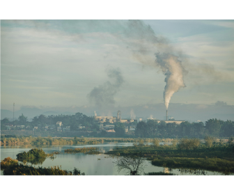 Industrieanlage am Wasser - PFAS Verschmutzung und Regulierung