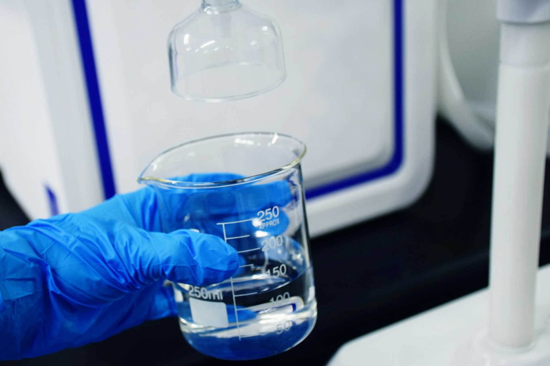 Wasserhahn mit fließendem Wasser - Filtration