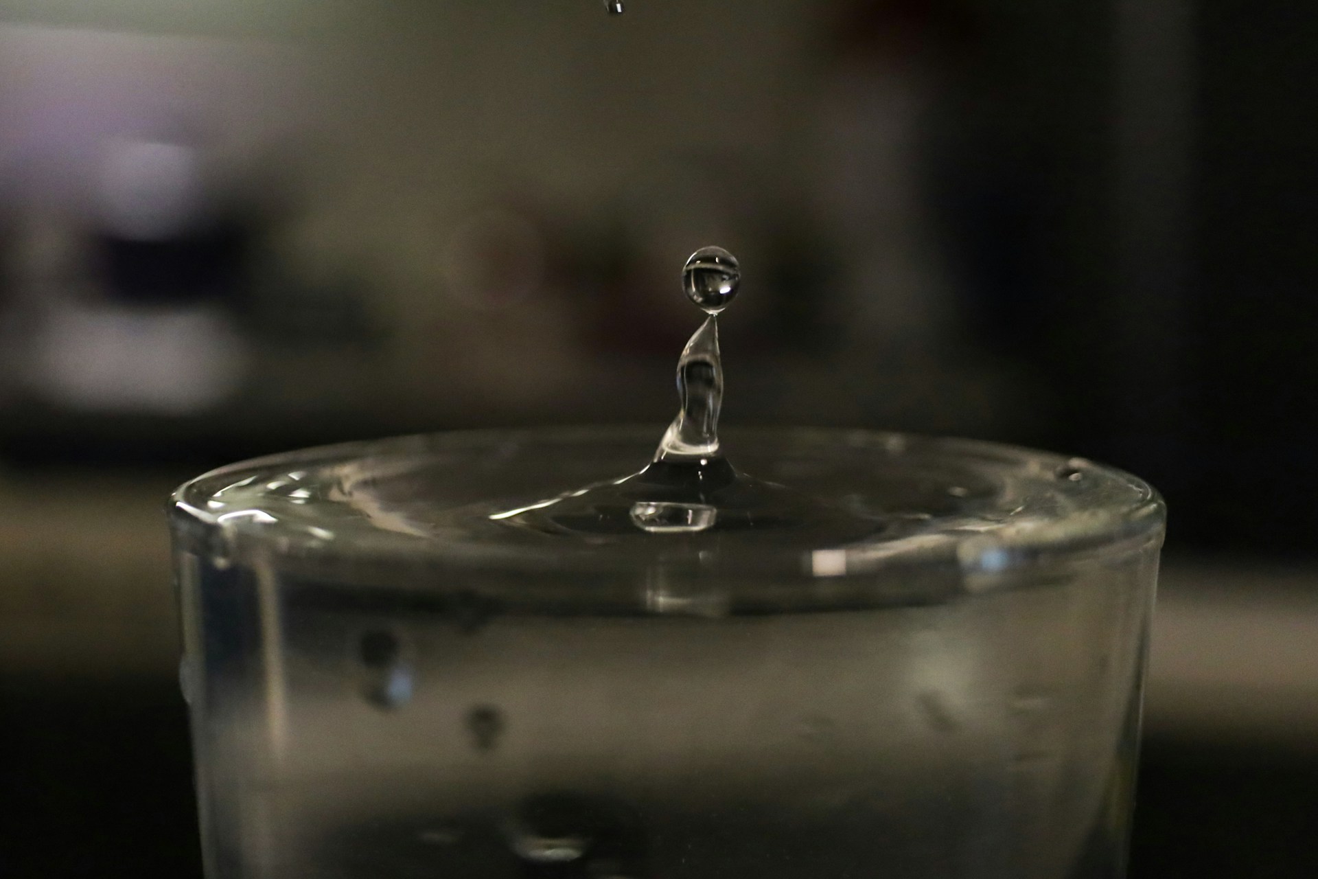 Glas mit sprudelndem klarem Wasser